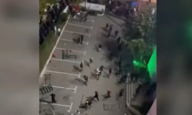 VIDEO/ Momenti kur protestuesit sulmojnë komisariatet nr.2 dhe 3! Hyjnë në territorin e tyre dhe shkatërrojnë, shikoni pamjet