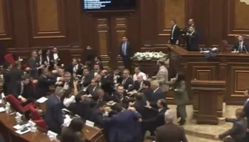 VIDEO/ Nga debati verbal në sherr fizik, përplasje mes deputetëve në Parlamentin e Armenisë
