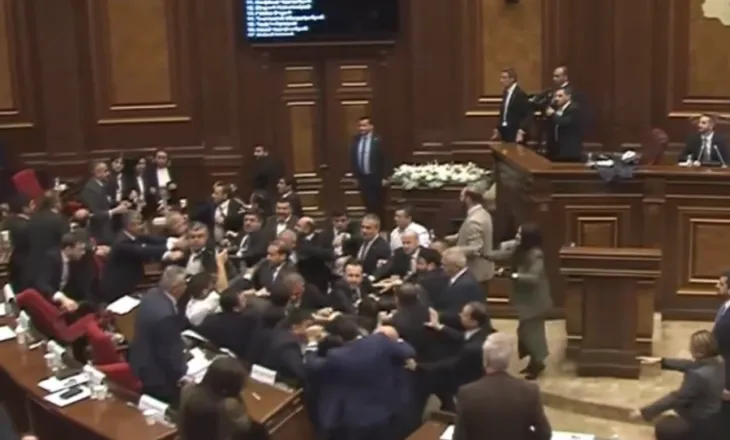 VIDEO/ Nga debati verbal në sherr fizik, përplasje mes deputetëve në Parlamentin e Armenisë