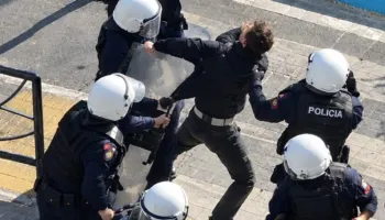 VIDEO/ Një qytetar shoqërohet zvarrë, një student përleshet i vetëm përballë 6 efektivëve