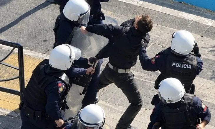 VIDEO/ Një qytetar shoqërohet zvarrë, një student përleshet i vetëm përballë 6 efektivëve
