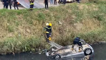 VIDEO/ Nuk i ndaloi patrullës së policisë, makina me dy të rinj përfundon në kanal