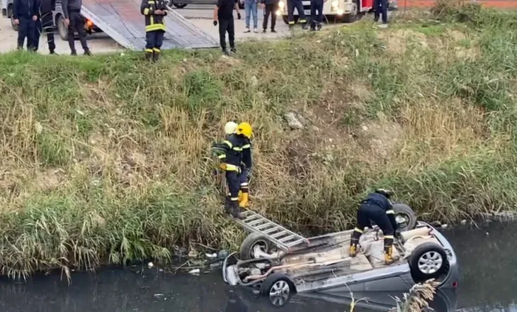 VIDEO/ Nuk i ndaloi patrullës së policisë, makina me dy të rinj përfundon në kanal