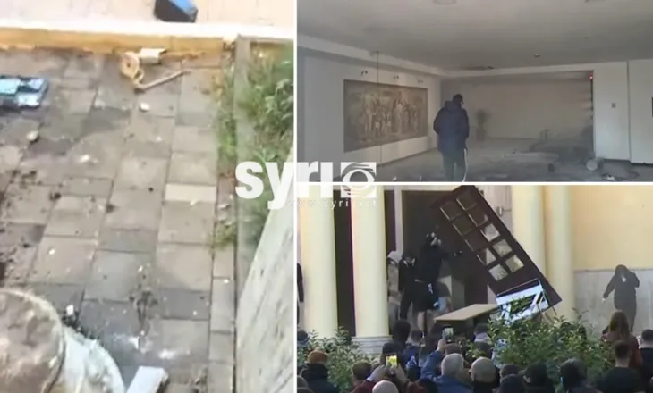 VIDEO/ Nuk ndalen, protestuesit marrin përpara policinë dhe i bllokojnë brenda ministrisë