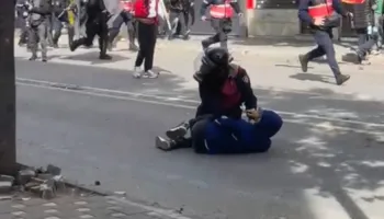 VIDEO/ Nuk ndalet dhuna barbare policore: Shkopinj gome, gaz lotsjellës dhe ujë mbi të rinjtë