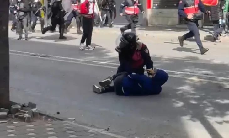 VIDEO/ Nuk ndalet dhuna barbare policore: Shkopinj gome, gaz lotsjellës dhe ujë mbi të rinjtë