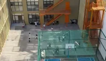 VIDEO/ Pavarësisht protestës, në Tiranë shkollat e vijojnë normalisht mësimin, nxënësit në klasa! Shikoni pamjet