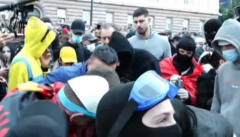 VIDEO/ Përçarje mes protestuesve në ditën e 13-të, konfrontohen me njëri-tjetrin pas thirrjes për dialog me Ramën