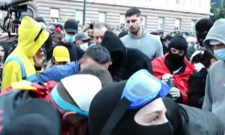 VIDEO/ Përçarje mes protestuesve në ditën e 13-të, konfrontohen me njëri-tjetrin pas thirrjes për dialog me Ramën
