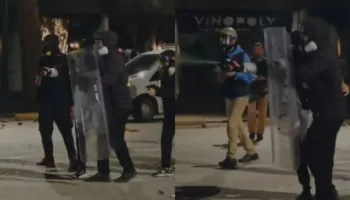 VIDEO / Përplasjet te Kryeministria: Protestuesit i marrin policit mburojën dhe spërkatësin me piper