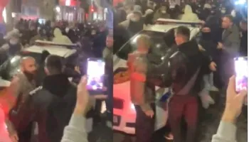 VIDEO/ Përshkallëzohet situata, protestuesit bllokojnë dhe shkatërrojnë makinën e Policisë!