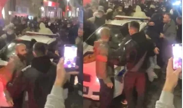 VIDEO/ Përshkallëzohet situata, protestuesit bllokojnë dhe shkatërrojnë makinën e Policisë!
