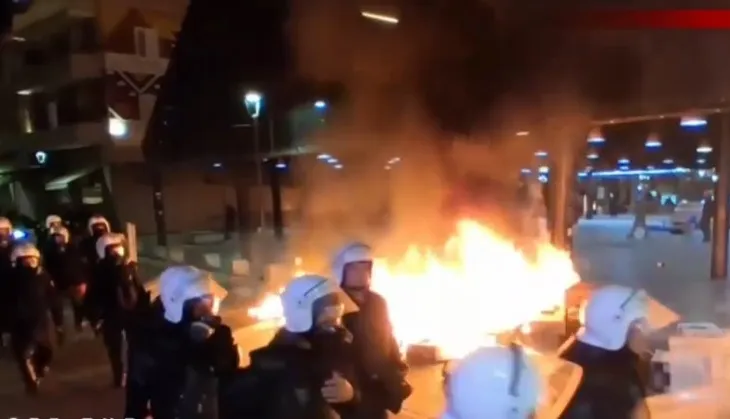 VIDEO/ Përshkallëzohet situata, protestuesit zhvendosen te “Pazari i ri” dhe i vënë flakën koshave e tezgave pranë tregut! Banorët hedhin ujë nga ballkonet