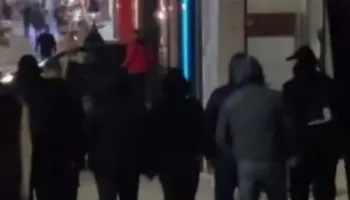 VIDEO/ Persona të maskuar dalin nga Ministria e Brendshme dhe ecin përmes policisë. Shtiren si protestues dhe thërrasin “Rama në burg”