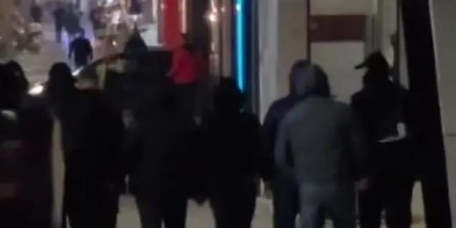 VIDEO/ Persona të maskuar dalin nga Ministria e Brendshme dhe ecin përmes policisë. Shtiren si protestues dhe thërrasin “Rama në burg”