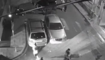 VIDEO/ Policët si xhandarë në rrugët e Tiranës, kamerat kapin momentin kur ndalojnë të rinjtë në lagjen “Fadil Rada”, një efektiv godet qytetarin