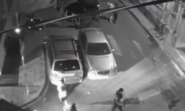 VIDEO/ Policët si xhandarë në rrugët e Tiranës, kamerat kapin momentin kur ndalojnë të rinjtë në lagjen “Fadil Rada”, një efektiv godet qytetarin