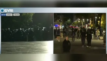 VIDEO/ Policia e krimit rrethon të rinjtë protestues te sheshi ‘Skënderbej’, rriten tensionet në Tiranë