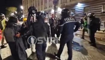VIDEO/ Policia ndalon gazetarët që të filmojnë dhunën ndaj protestuesve