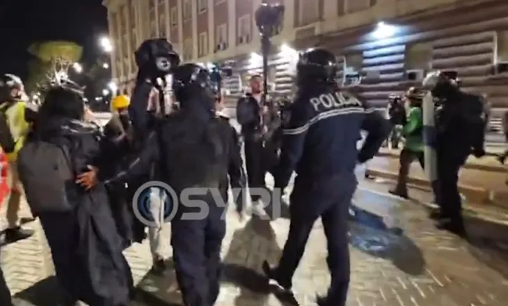 VIDEO/ Policia ndalon gazetarët që të filmojnë dhunën ndaj protestuesve