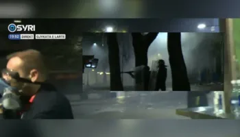 VIDEO/ Policia qëllon me plumba gome ndaj protestuesve, gazetari: Akte burracake, po qëllojnë drejt trupit!