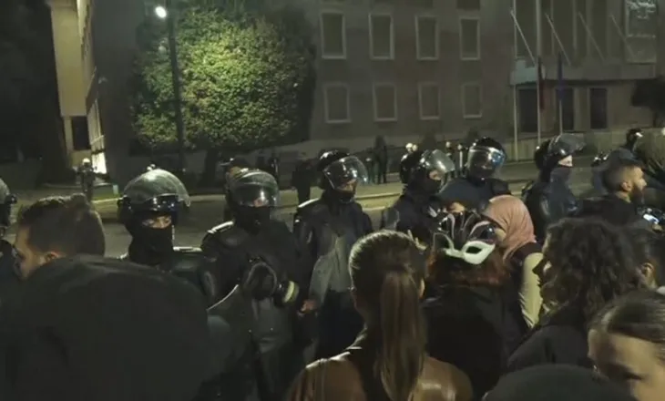 VIDEO/ Policia qëllon pabesisht me sprajt protestuesit dhe gazetarët