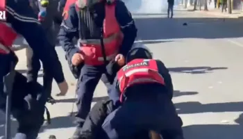 VIDEO/ Policia s’ndal arestimet brutale! Tërheq zvarrë dhe dhunon protestuesit para MAS