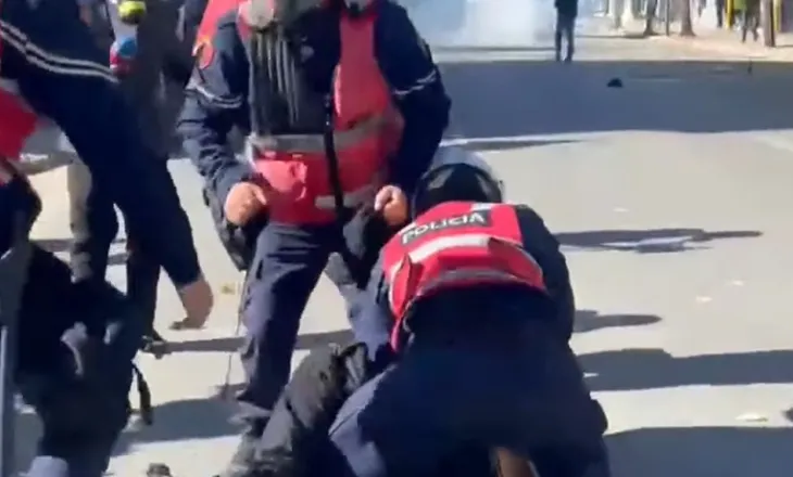 VIDEO/ Policia s’ndal arestimet brutale! Tërheq zvarrë dhe dhunon protestuesit para MAS
