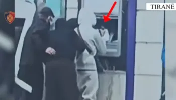 VIDEO/ Policia zbulon pamjet! Tentoi të grabiste bankomatin në qendër të Tiranës, ndalohet 15-vjeçari i dyshuar