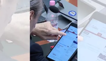 VIDEO/ “Poligloti” Berisha kontrollon fjalorin anglisht në Kuvend, kërkon në tablet kuptimin e fjalës “narkoshtet”! Momenti pikant në sallë