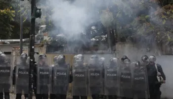 VIDEO/ Protesta në Tiranë, Corriere della Sera: Policia sulmoi të rinjtë me gaz dhe ujë