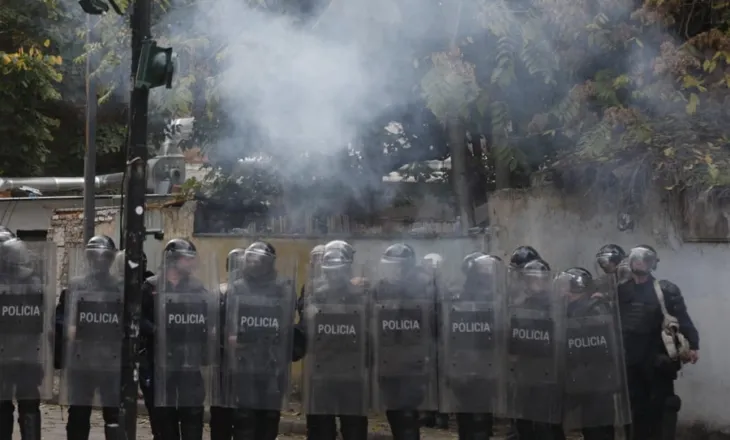 VIDEO/ Protesta në Tiranë, Corriere della Sera: Policia sulmoi të rinjtë me gaz dhe ujë