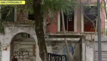 VIDEO / Protesta në Tiranë, i vihet zjarri një ndërtese pranë Ministrisë së Arsimit