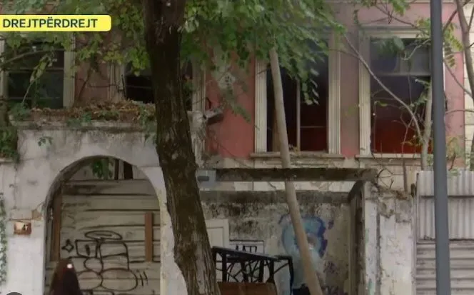 VIDEO / Protesta në Tiranë, i vihet zjarri një ndërtese pranë Ministrisë së Arsimit