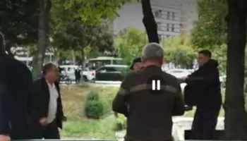 VIDEO / Protestuesit dhunojnë një kalimtar. Çfarë po ndodh para Kuvendit…