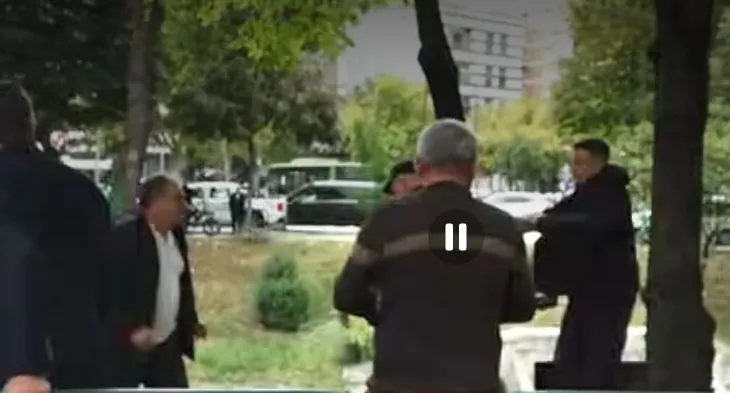 VIDEO / Protestuesit dhunojnë një kalimtar. Çfarë po ndodh para Kuvendit…
