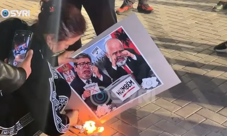 VIDEO/ Protestuesit djegin në shesh, foton e Ramës dhe Vuçiçit