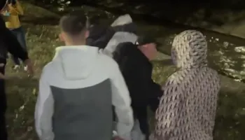 VIDEO/ Protestuesit hedhin në Lanë deputetin e PD, Klevis Balliu! Gazetari përpiqet ta shpëtojë