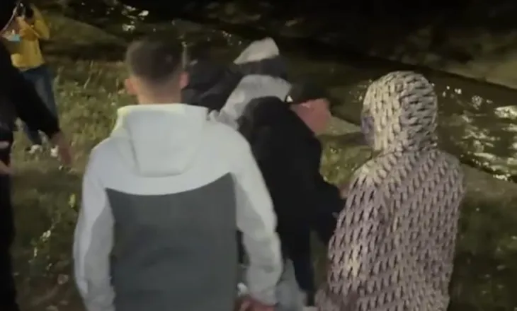 VIDEO/ Protestuesit hedhin në Lanë deputetin e PD, Klevis Balliu! Gazetari përpiqet ta shpëtojë