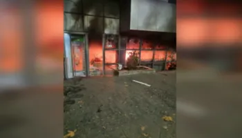VIDEO/ Protestuesit i vënë flakën bankës OTP tek ”Myslym Shyri”