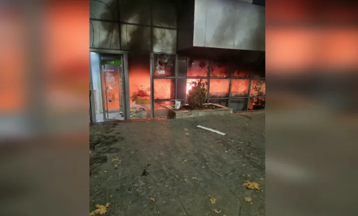 VIDEO/ Protestuesit i vënë flakën bankës OTP tek ”Myslym Shyri”