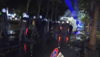 VIDEO/ Protestuesit ishin nisur drejt Bulevardit, efektivët ‘i zënë pritë’ dhe hedhin ujë me presion drejt tyre, qytetarët ‘i verbojnë’ me lazera