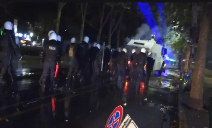 VIDEO/ Protestuesit ishin nisur drejt Bulevardit, efektivët ‘i zënë pritë’ dhe hedhin ujë me presion drejt tyre, qytetarët ‘i verbojnë’ me lazera