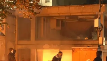 VIDEO/ Protestuesit kalojnë në fazën tjetër të dhunës, pas shkatërrimit i vënë edhe zjarrin bizneseve (FOTO)