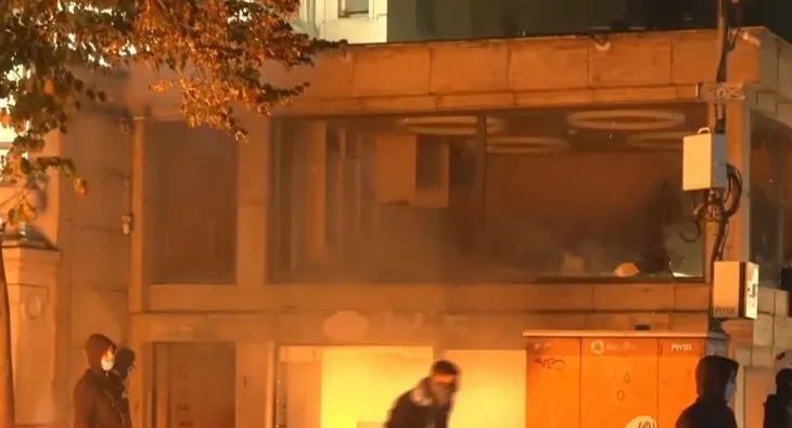 VIDEO/ Protestuesit kalojnë në fazën tjetër të dhunës, pas shkatërrimit i vënë edhe zjarrin bizneseve (FOTO)