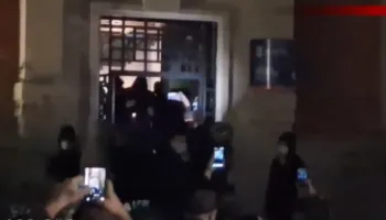 VIDEO/ Protestuesit mësyjnë në Bashkinë e Tiranës, shqyejnë derën, shkatërrojnë dhe ndezin zjarr! Policia arreston disa prej tyre (FOTO)