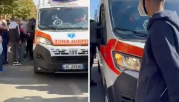VIDEO/ Protestuesit nuk i besojnë as ambulancës që mbërriti për të marrë gazetaren e plagosur, i hapin dyert dhe kontrollojnë për gaz lotsjellës