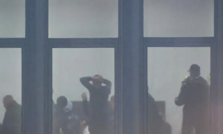 VIDEO / Protestuesit strehohen në PD, policia hedh gaz pranë selisë blu, tensione në oborr