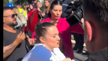 VIDEO / Protestuesit sulmojnë fizikisht një kameraman, kolegët i dalin në mbrojtje