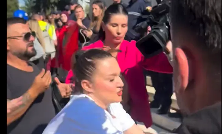 VIDEO / Protestuesit sulmojnë fizikisht një kameraman, kolegët i dalin në mbrojtje